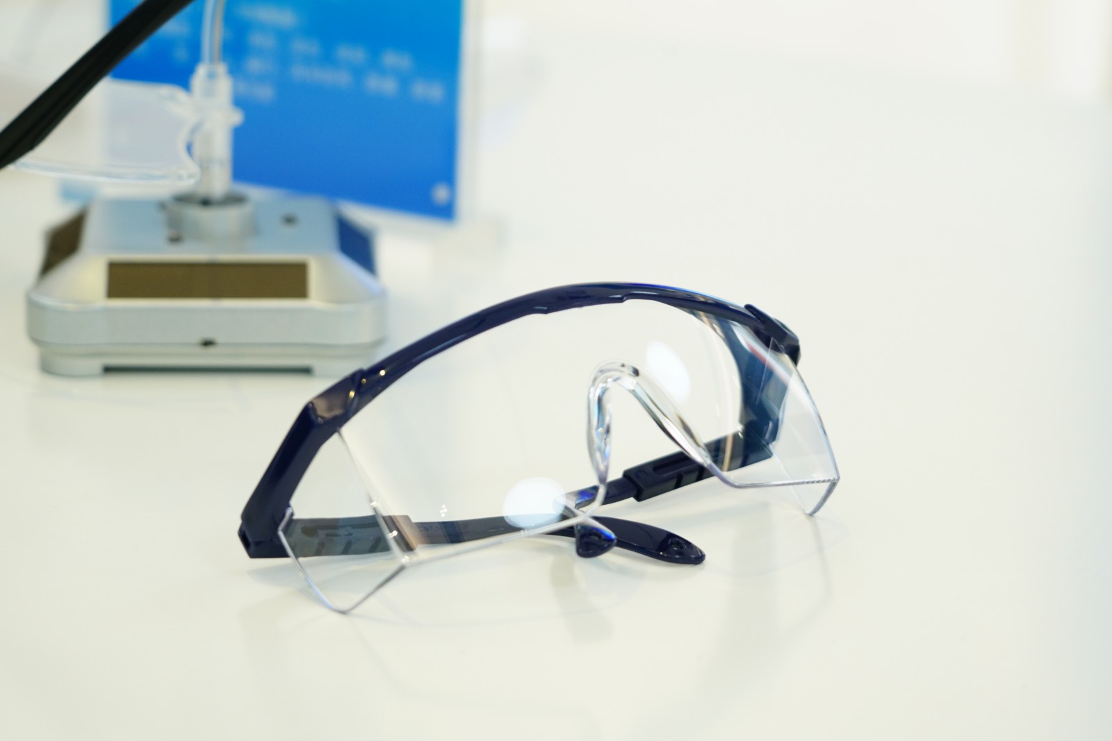 透明医用防病毒护目镜防飞沫全封闭透气眼镜防护眼罩近视眼镜可带-阿里巴巴